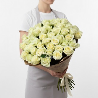 51 белая роза в крафте