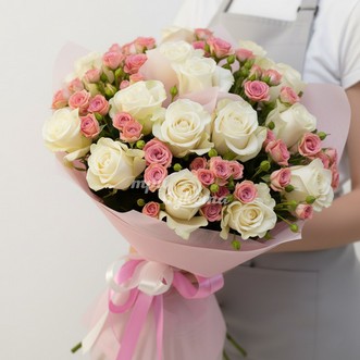 Букет из белых и кустовых роз