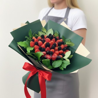 Букет из ягод клубники и ежевики