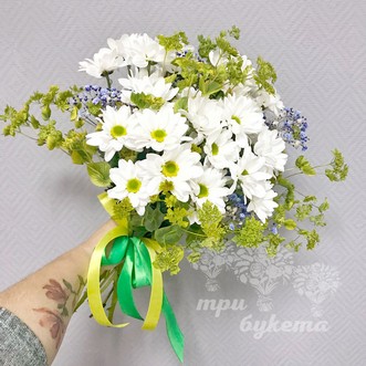 Букет из ромашек и оксипеталумов