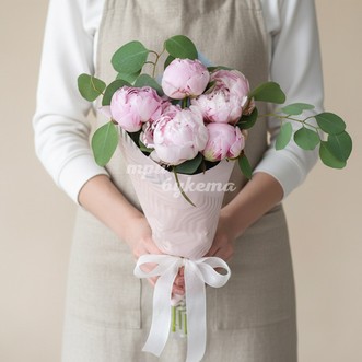 Букет из 5 пионов и эвкалипта