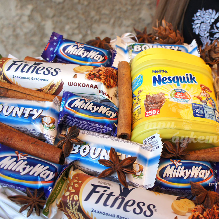 Сладкий набор с какао в виде сердца (вблизи)