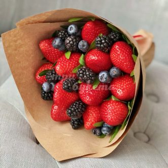 Мини-букет из клубники и ежевики