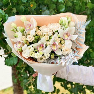 Букет из эустом и орхидей