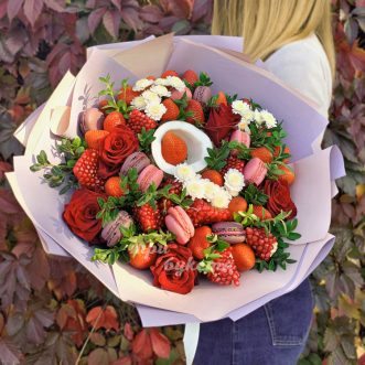 Букет из клубники, кокоса и роз