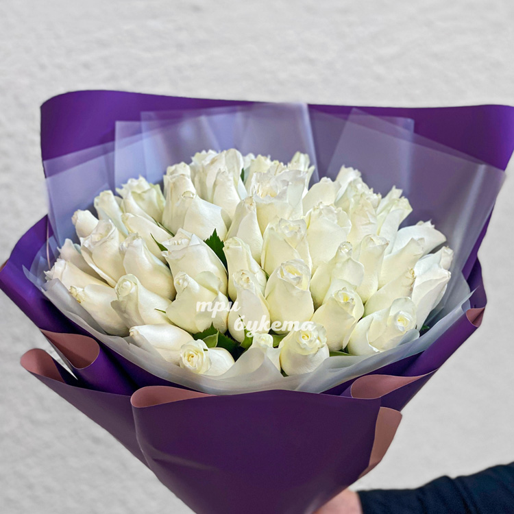 Букет 51 белая роза с оформлением (крупный план)