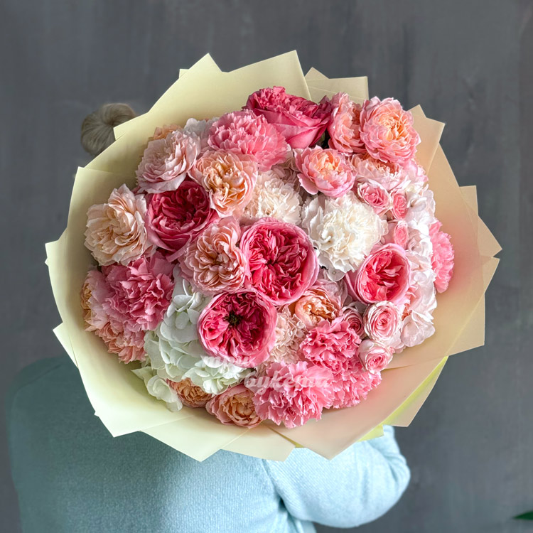Букет розовых пионовидных и кустовых роз (вид сверху)