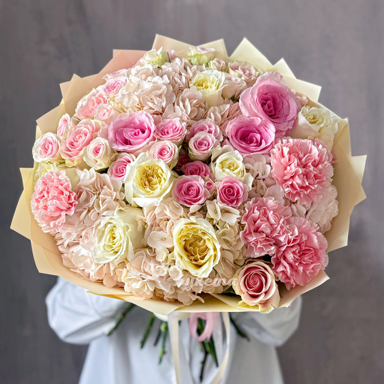 Букет желтых и розовых роз с диантусами (крупный план)