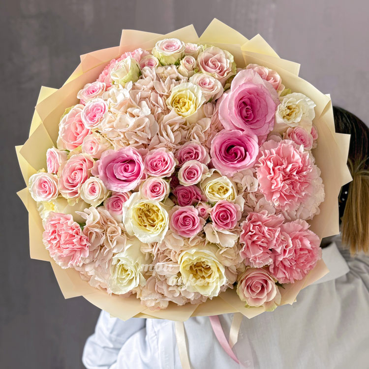 Букет желтых и розовых роз с диантусами (на плече)