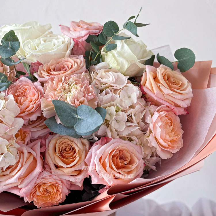 Нежно-персиковый букет роз и гортензий (крупный план 2)